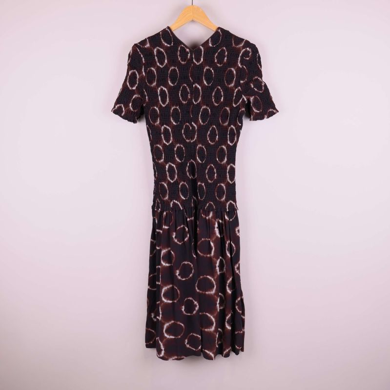 Batikmönstrad klänning fotograferad bakifrån på galge