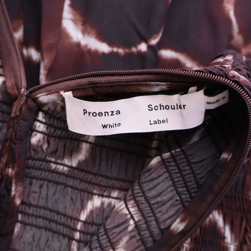 Närbild på etikett Proenza Schouler White Label i klänning