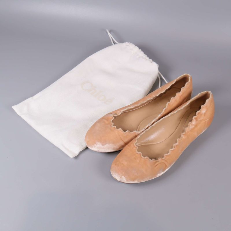 Rosa ballerina och vit tygpåse med Chloé-logga