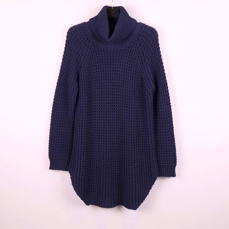 Mörkblå stickad polotröja med krage framifrån