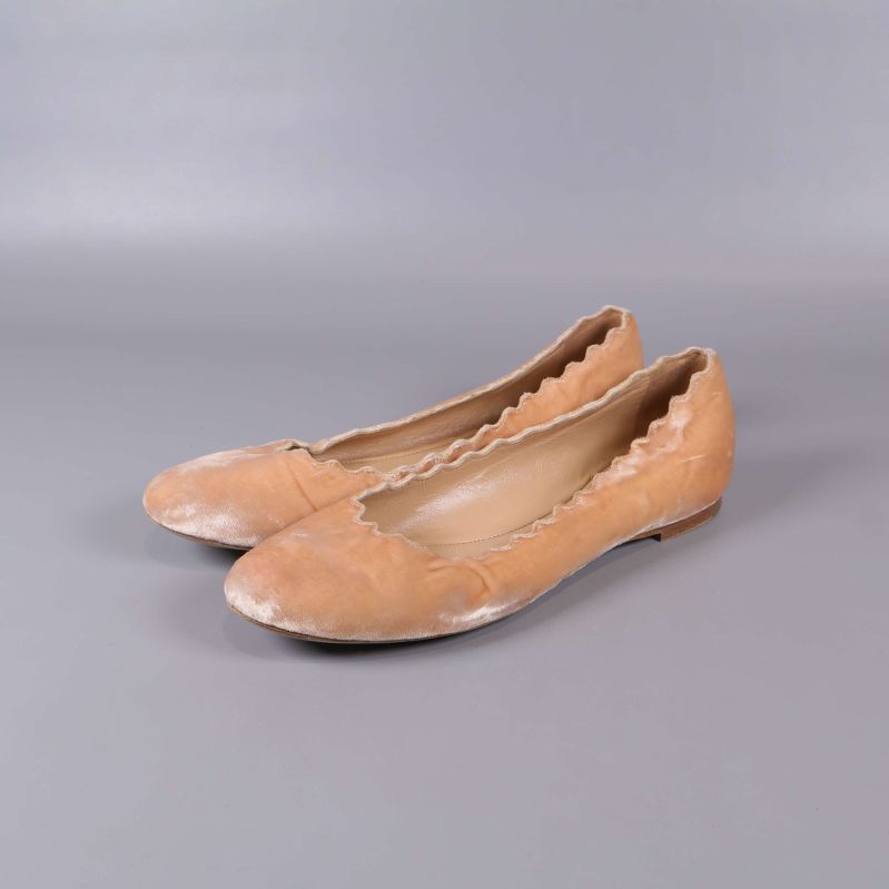 Rosa platta ballerinaskor i sned vinkel