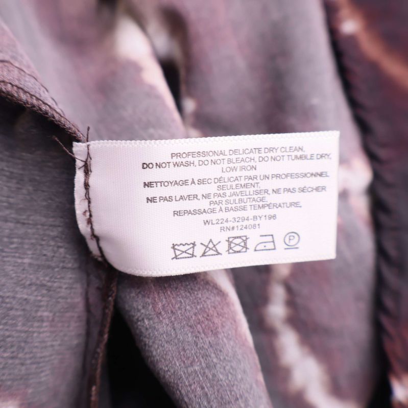 Tvättrådsetikett på insidan av klänningen