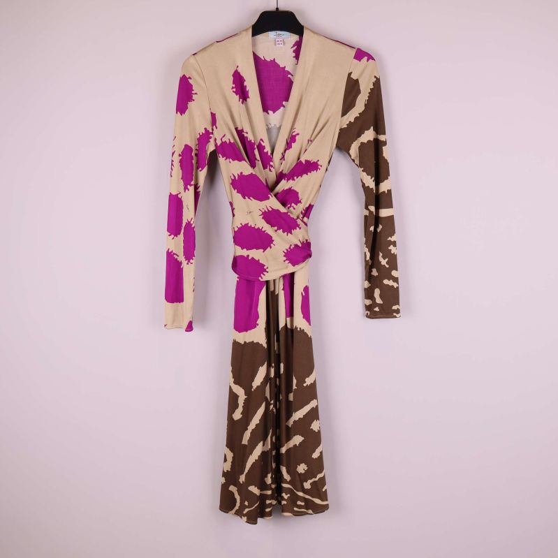 Omlottklänning med beige, brun och cerise mönster framifrån