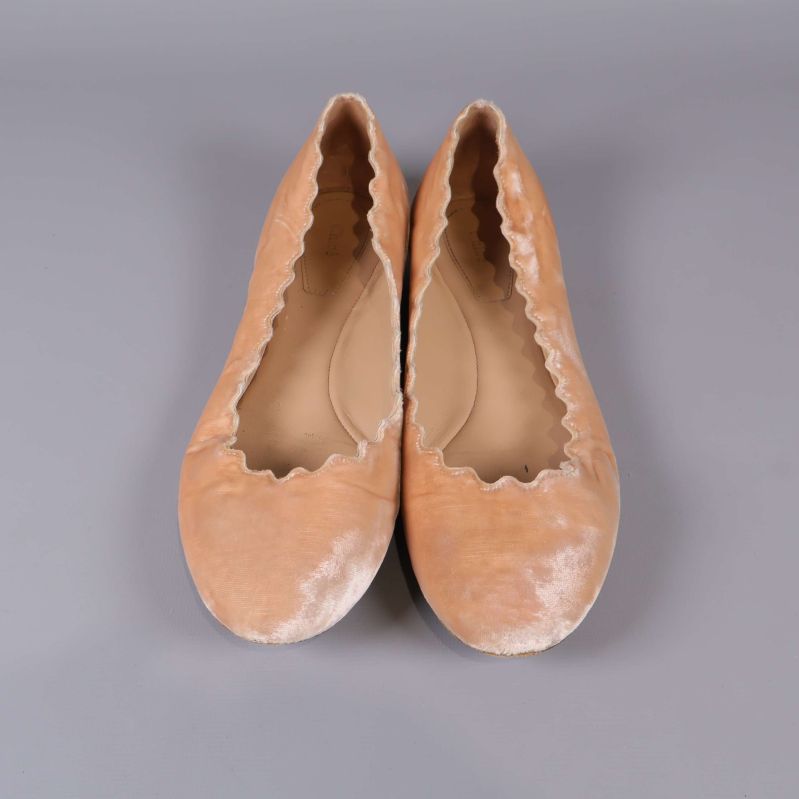 Ett par rosa ballerinaskor sedda ovanifrån