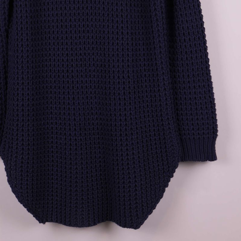 Närbild på tröjans nederkant och stickad struktur