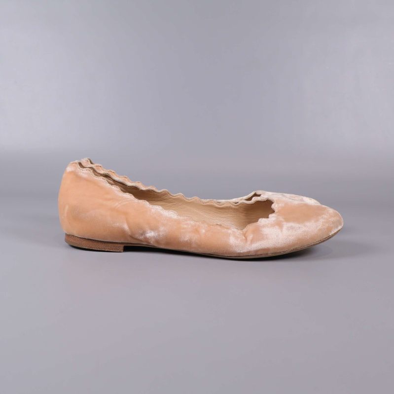 En rosa ballerinasko i profil 