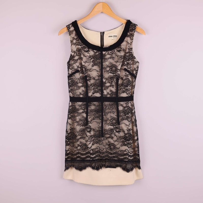 Ärmlös spetsklänning framtill 