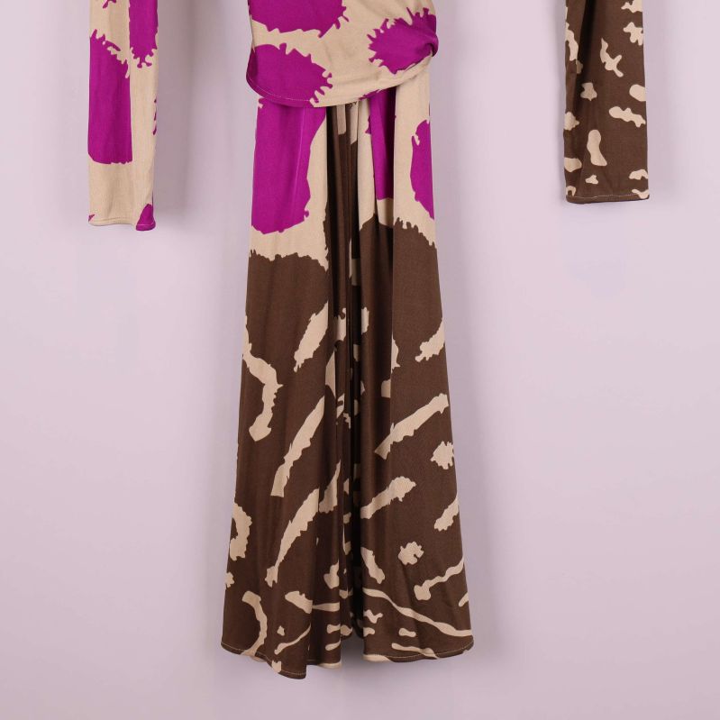 Nederdel av klänning med långt svallande tyg