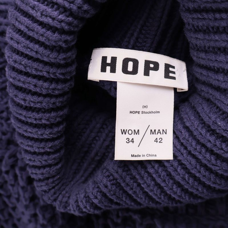 Närbild på HOPE-logotyp och storleksetikett inuti kragen