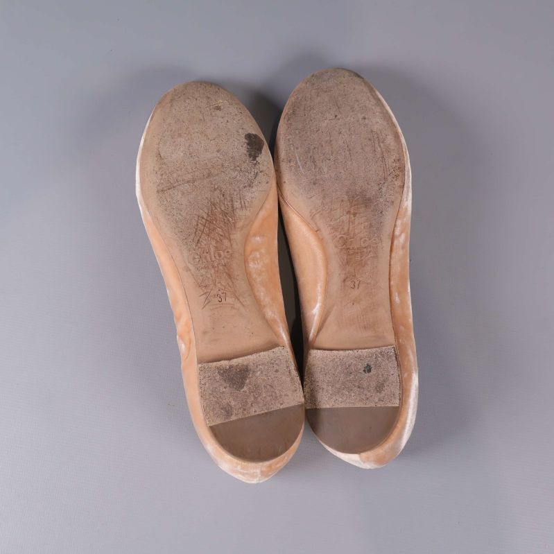 Undersida på ballerinaskor med visst slitage