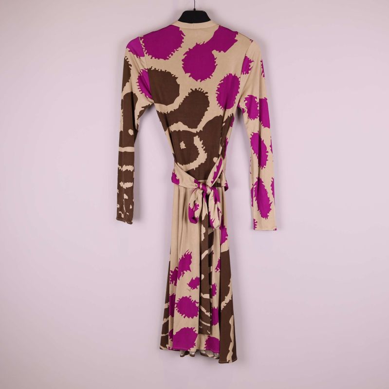 Baksidan av omlottklänning med knytband och grafiskt mönster