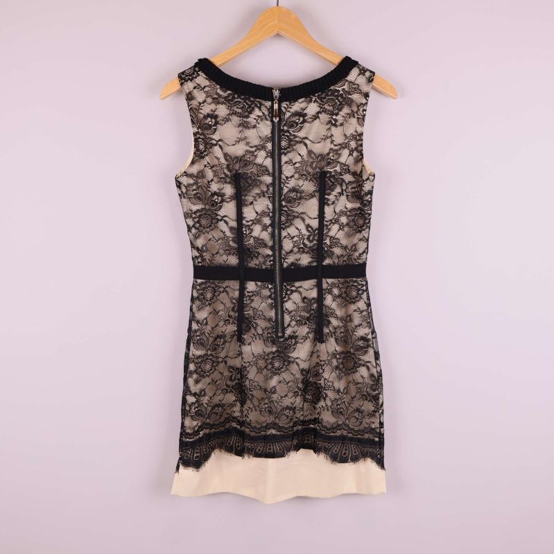 Ärmlös spetsklänning bakifrån med synlig dragkedja