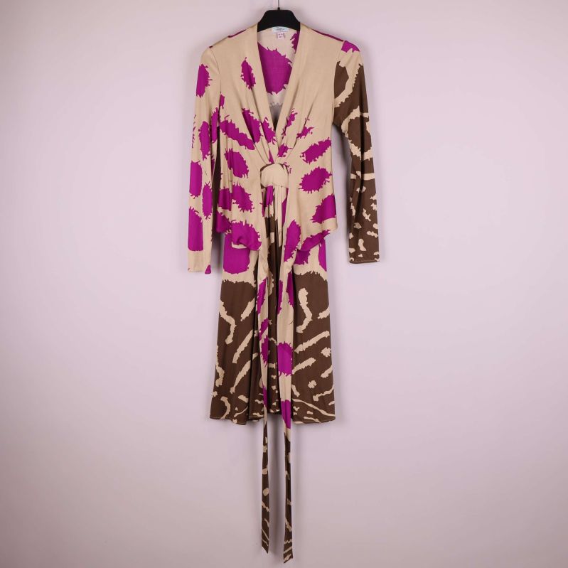 Omlottklänning i helbild med långa knytband