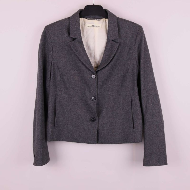 Grå kavaj med tre knappar och klassisk krage framifrån