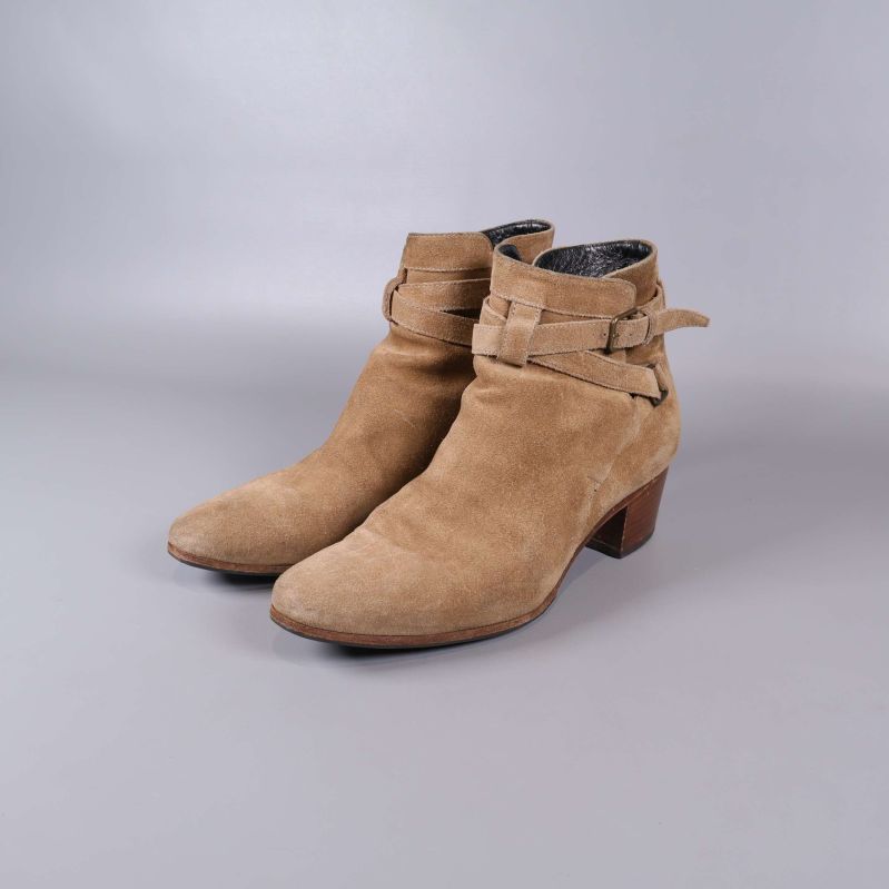 Boots i beige mocka med klack, snett framifrån