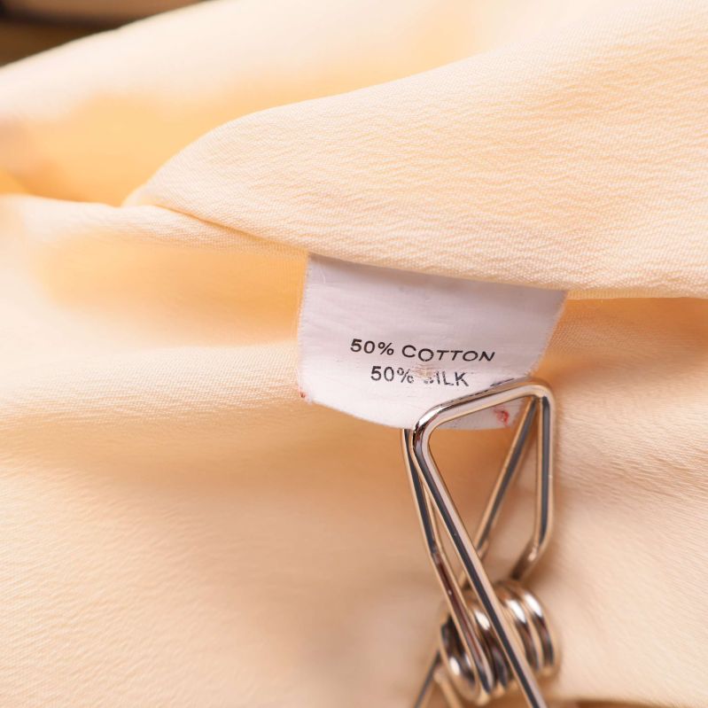 Materiallapp med texten 50% cotton, 50% silk