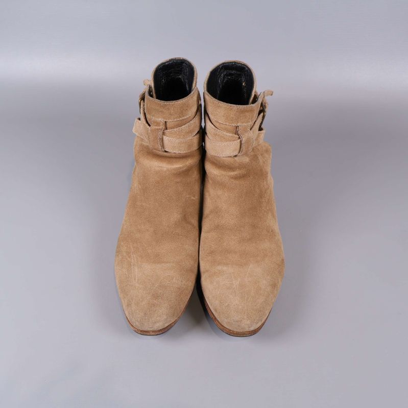 Boots i mocka ovanifrån med rundad tå och spänne