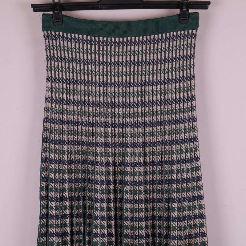 Detaljbild av kjolens mittparti och mönster