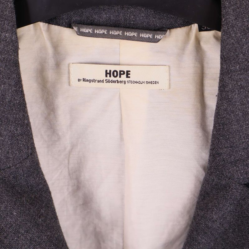 Kavajens innerfoder samt HOPE-logotyp tydligt synlig