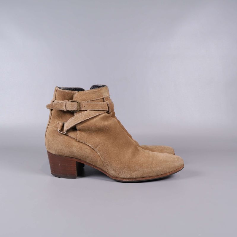 Beiga boots i mocka, sidan med spännrem och klack