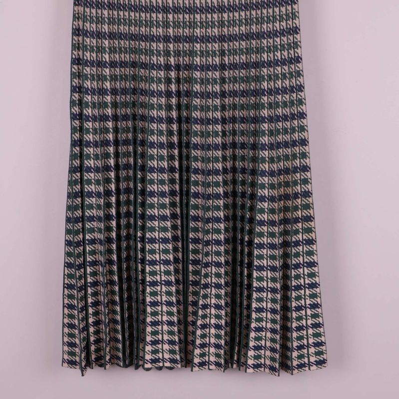 Närbild på kjolens undre del och veckade struktur