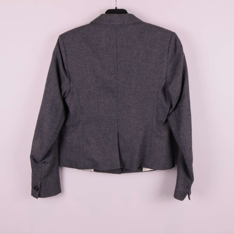 Grå kavaj sedd bakifrån med sprund nertill