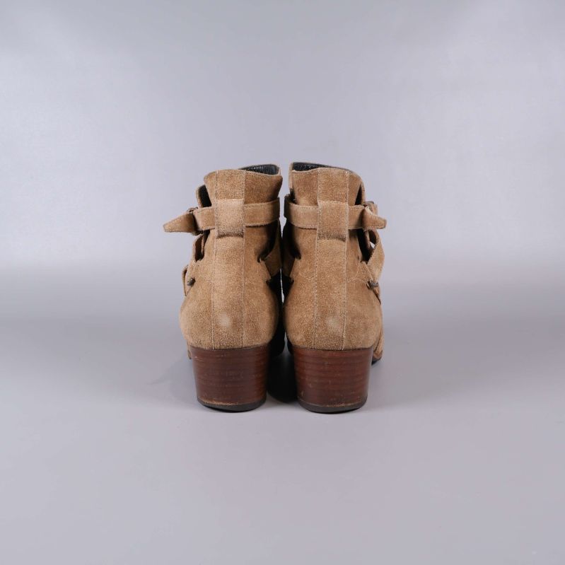 Bakdel av boots i beige mocka med bred klack