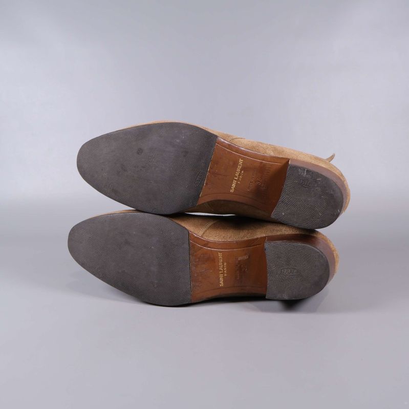 Sulan på beige mockaboots, tydlig text och mönster