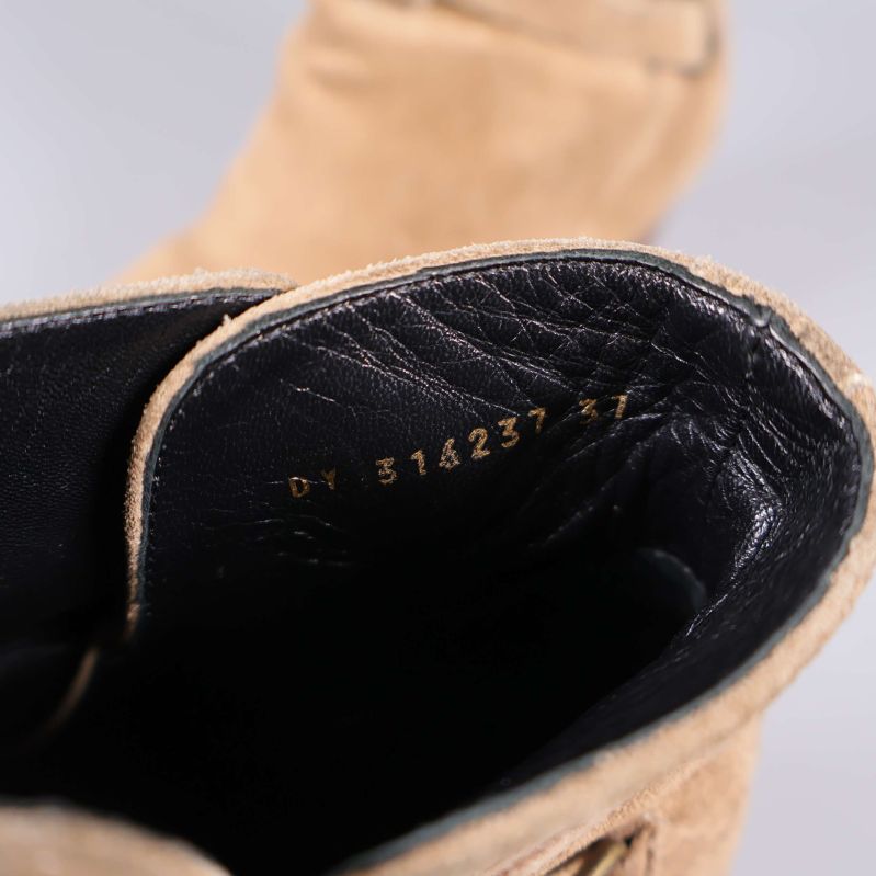 Insidan av boots med svart foder och gul märkning