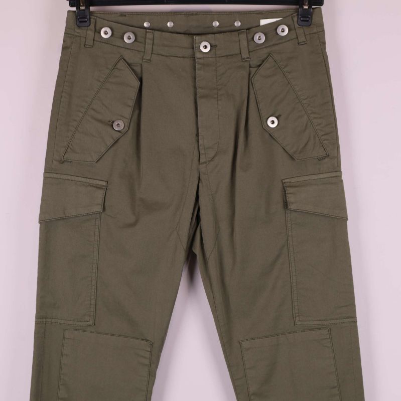 Framstycke på cargobyxa med detaljerade fickor och knappar