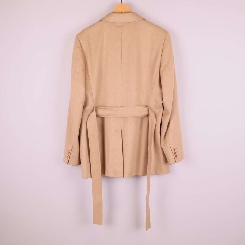 Baksidan av beige kavaj med bälte