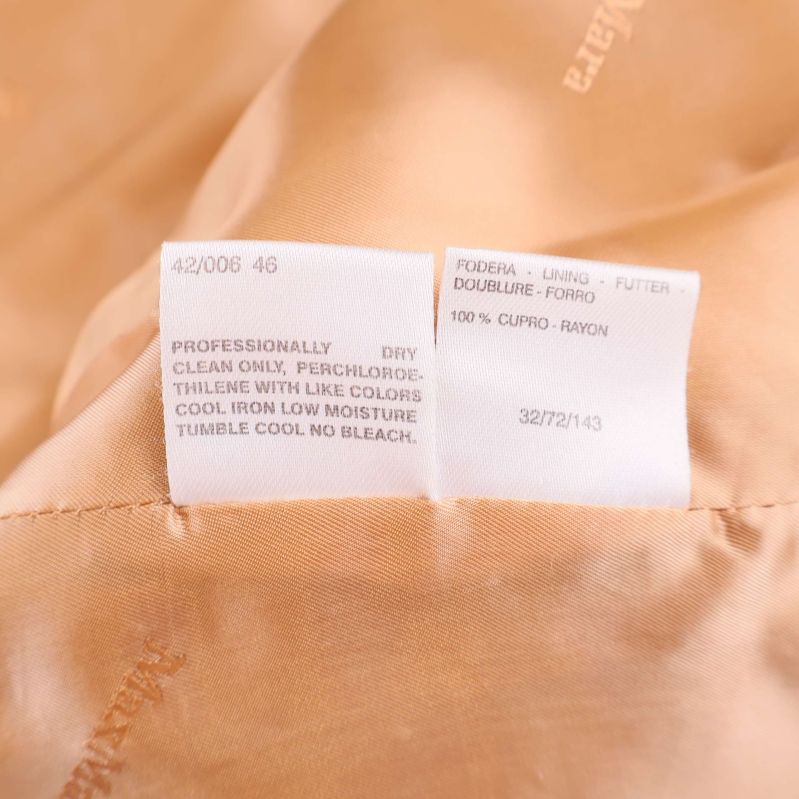 Materialetikett i beige kavaj med information om foder