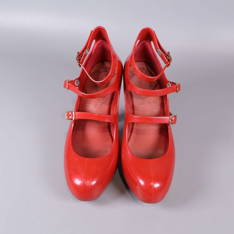 Röda pumps fotade uppifrån med remmar