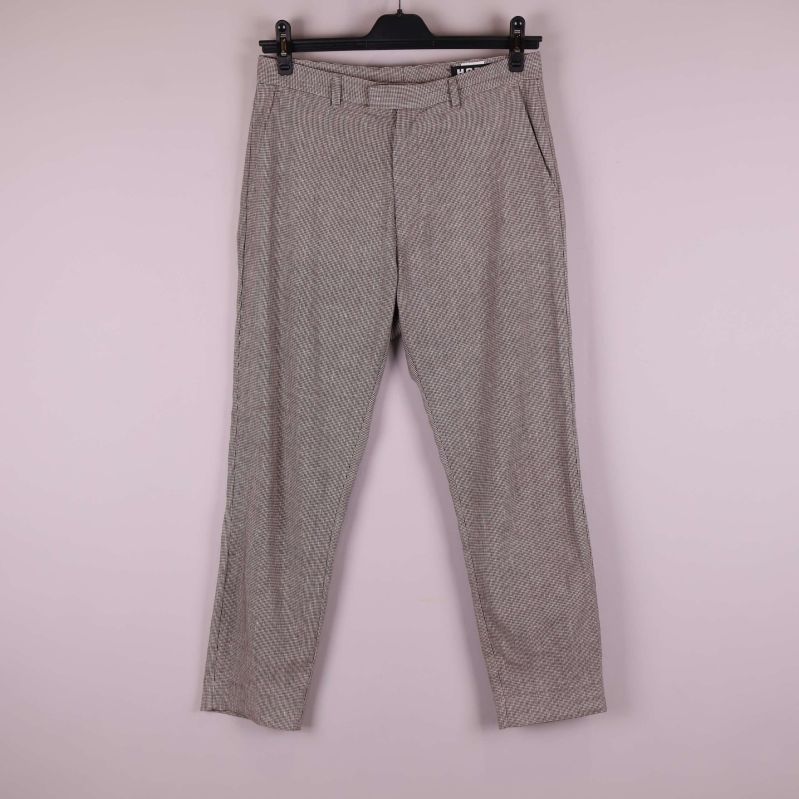 Randiga byxor med avsmalnande ben på galge framifrån