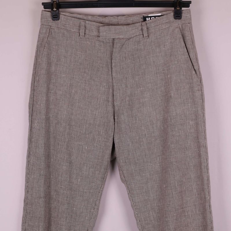 Närbild på midja och fickor på randiga byxor