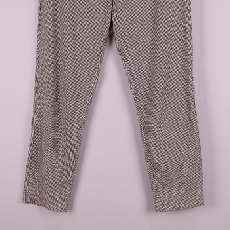 Närbild av ben på randiga byxor nedtill