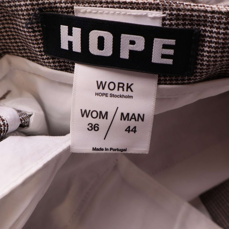 HOPE etikett och storlekslapp i midjan på byxan