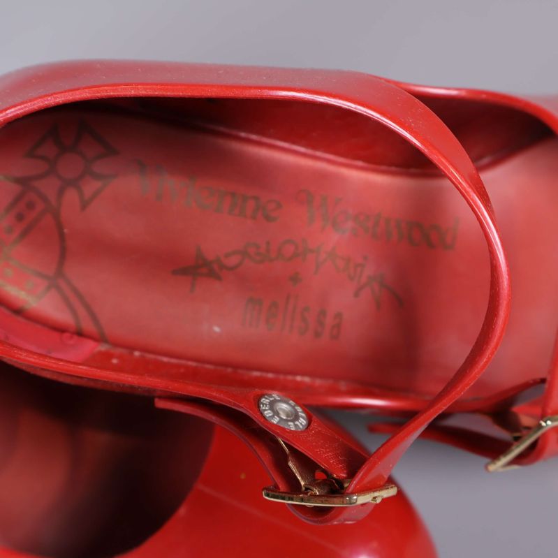 Närbild på innersulan med Vivienne Westwood och Melissa-logotyp