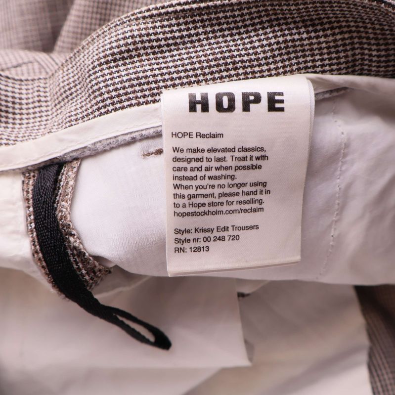 Inre HOPE-etikett med text om plaggets egenskaper