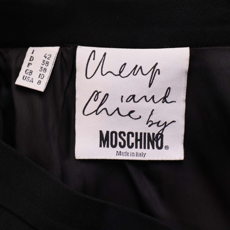 Närbild av Moschino Cheap and Chic etikett i kjolen