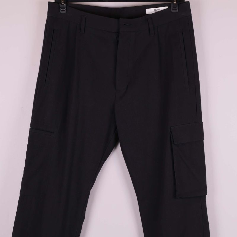 Detaljbild av byxans midja och fickor framtill