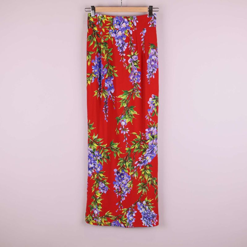 Röd långkjol med blommönster framifrån