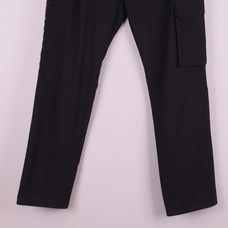 Närbild på ben och ficka på svarta cargobyxor