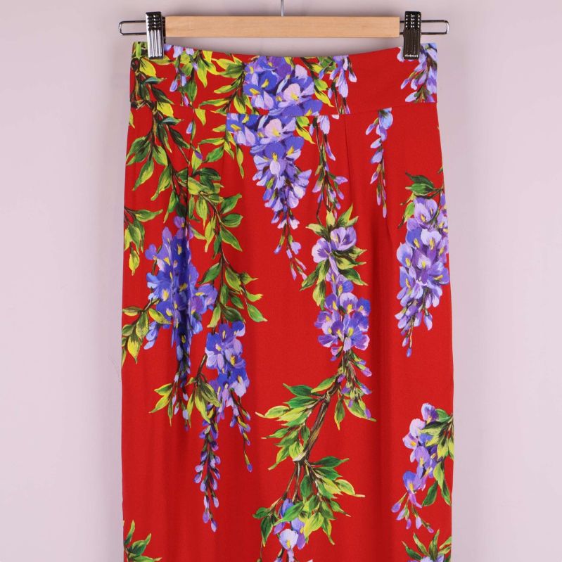 Övre del av kjolen med tydligt blommönster