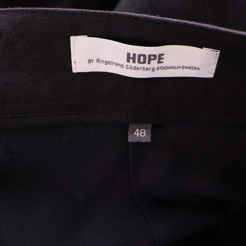 Närbild på HOPE etikett och storlekslapp 48