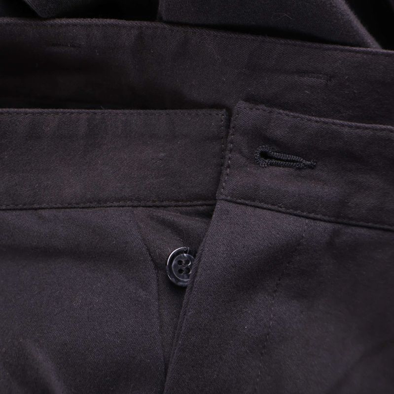 Knapp och knapphål i midjan nära gylfen