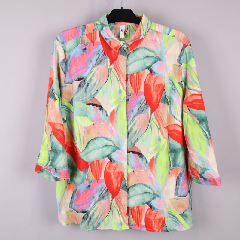 Färgglad tunika framifrån med blommönster