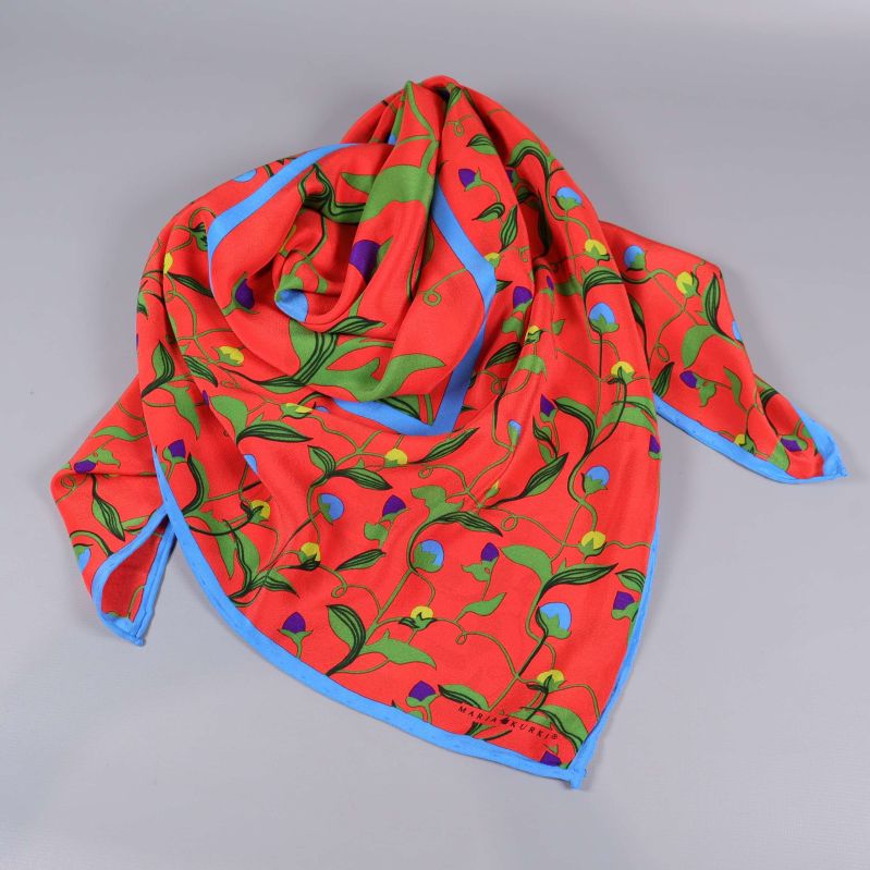 Fyrkantig scarf vikt till triangel, blommigt rött tyg