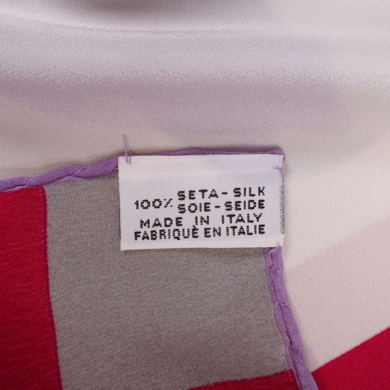 Materialetikett visar 100% siden och tillverkningsland Italien
