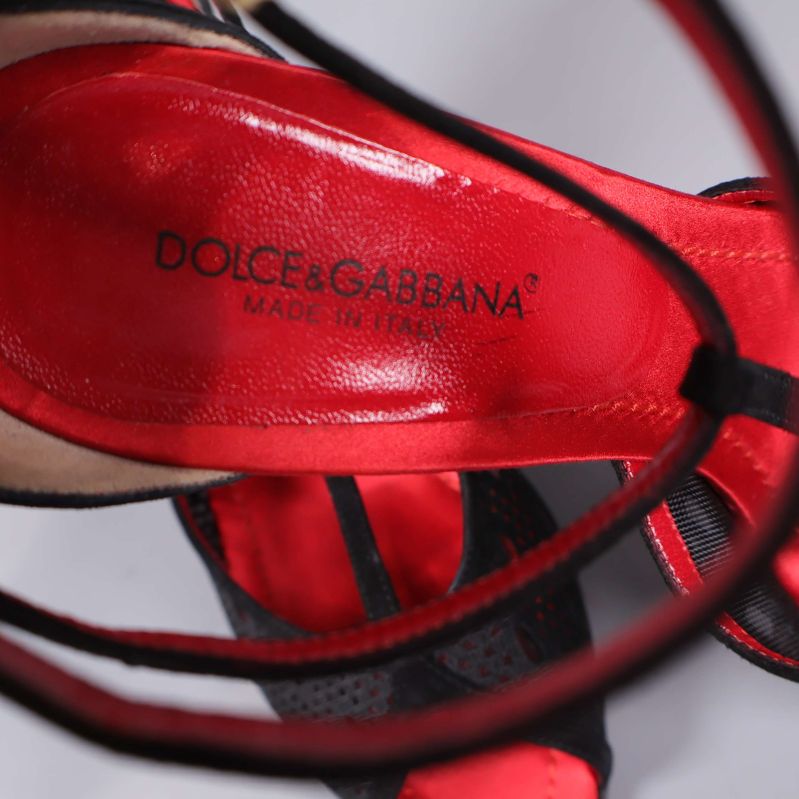 Närbild på innersula med Dolce & Gabbana logotyp
